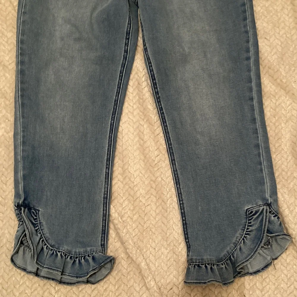 Chic Blue Ruffle Hem Cropped Jeans - Picture 3 of 4